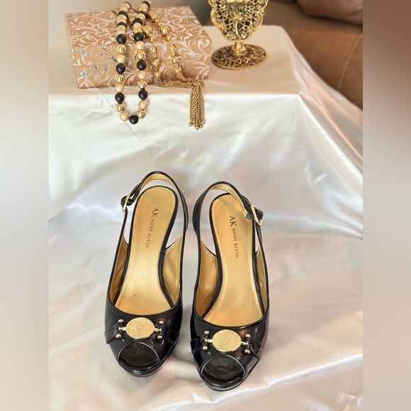 Anne Klein: Patent Black Leather Heel - Picture 2 of 5